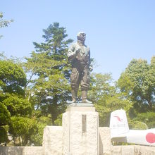 戦争と平和の像