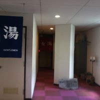 乳白色に青っぽいお湯