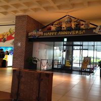 ロビーのオブジェ。トランクに誰かが閉じ込められているみたい。