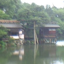 この写真は内橋亭（うちはしてい)です。