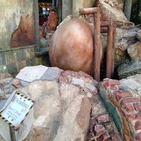 ホテルの入口。恐竜の卵。スイッチを入れると動きます。