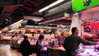 地元度の高いカラフルな市場