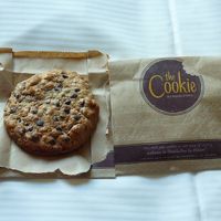 袋入りで焼きたてのチョコチップ入りクッキーが配られました