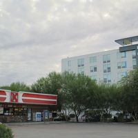 ホテルの横にコンビニがあって便利