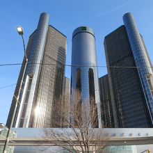 目を引く近代的なビル