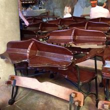 聖堂のベンチが凄い！