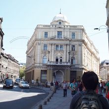 正面の建物に、永遠の炎が安置されています