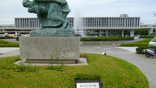 平和記念資料館正面・平和大道り側です！