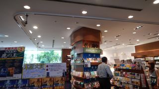 ゲートラウンジにある本屋さんです