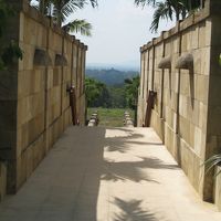 部屋へ向かう通路ボロブドゥール真正面に見えます。