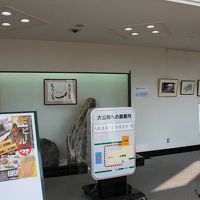 １階の玄関前。フロントは２階にある。