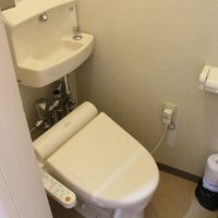 狭いトイレが残念。