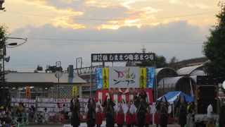 8月に駅前でお祭り