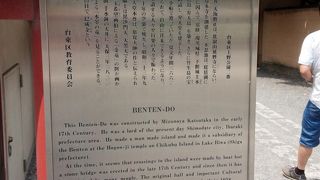 周りには屋台も。