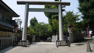 花園稲荷神社の隣り