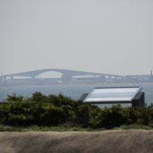 某自動車のＣＭで有名になった橋が見えています。