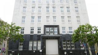 黒御影石と白色タイルが印象的