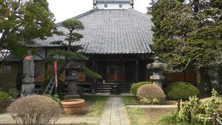徳川家光が鷹狩の休息所として10年以上にわたって訪れた。