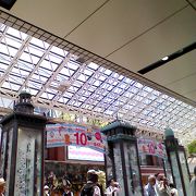 横浜ポルタへの駅からの入口となるエスカレーターの前にあります