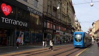 便利なトラムは、空色の車体です。