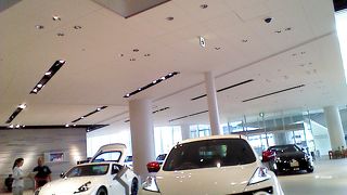 横浜駅からずっと屋根のある場所を通って行くことができます