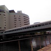 ベイクォーターと横浜そごうを結ぶ歩道橋です