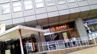 横浜駅西口の駅近くにあります
