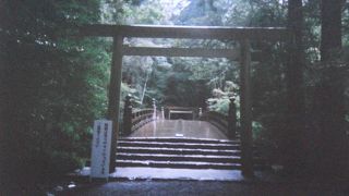 趣のある橋を渡ると風日祈宮があります。