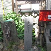 芭蕉稲荷神社の境内に立っている碑です