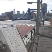 ここから江東区を表す標識の下付近に清洲橋通りの歩道にあります