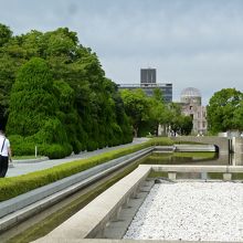 池から一直線上に平和の灯・原爆ドームへ・・・