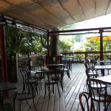 15：30　人がやっと少なくなったテラス席