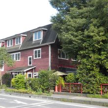 手前の木陰の中がテラス席になっています