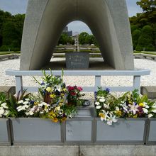 今も献花が絶えません！