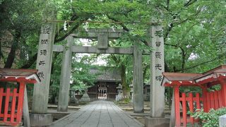 緑の多い静かな社