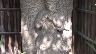 本誓寺の本堂の敷地にあります