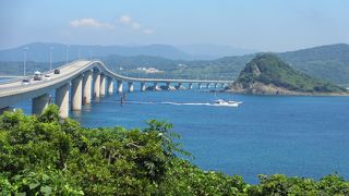 海の色がとてもきれいです。盛夏の海水浴場は人が一杯です。