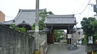 唐破風の屋根が印象的