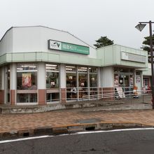 福島松川PAです。入口はバリアフリーです。