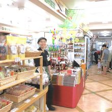 ショッピングコーナーです。福島銘菓もあります。