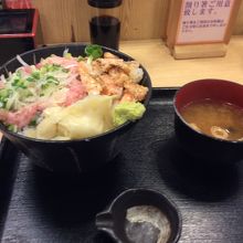 炙りサーモンと、ネギトロ丼