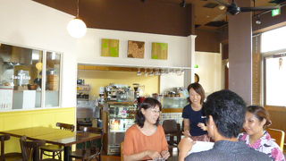 ハワイアンスタイルの大盛りパンケーキ！