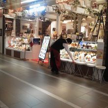 外からも店内が見通せるようになりました．