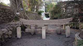 鳥居と周りの環境を併せて見ると火山の恐ろしさを感じます