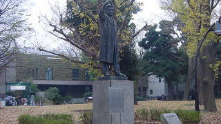 静かにたたずんでいます