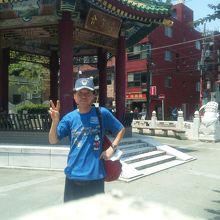 公園をバックに