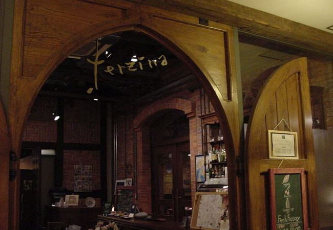 野菜売り場の奥がトラットリア