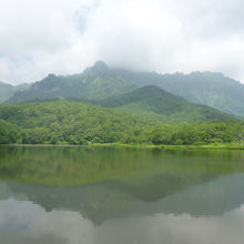 鏡池。戸隠連峰のシルエットが映ります