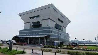 大さん埠頭にあるビル