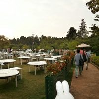 席です。お庭で行われます。